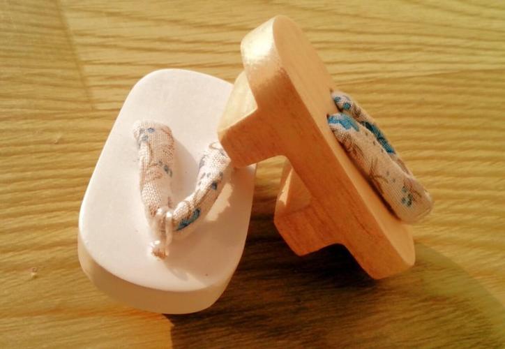的人字拖木制小摆件钥匙挂儿童玩具小木鞋实木手工原单模型工艺品产品